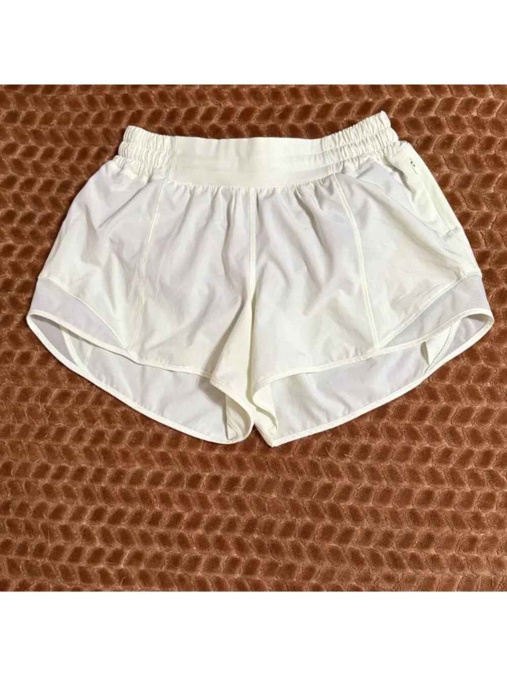 LIKE NEW Lululemon Hotty Hot Low-Rise Lined Shorts 4" Elixir Swift Lined Size 6 - Picture 2 of 9
